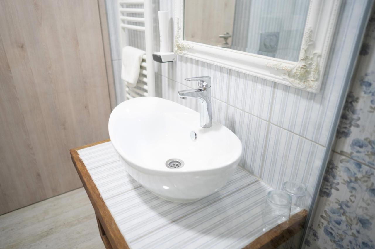Pajta Apartman Es Vendeghaz Tata Exterior photo