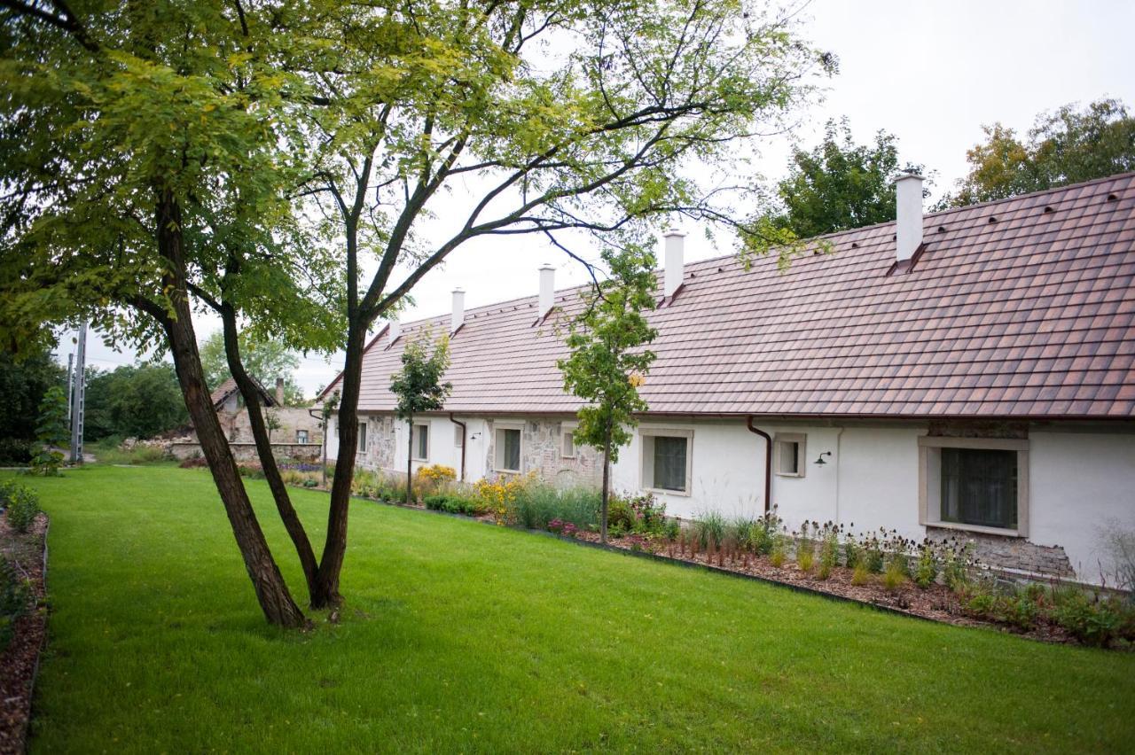 Pajta Apartman Es Vendeghaz Tata Exterior photo