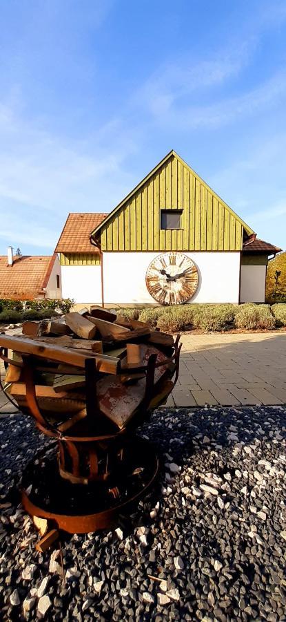 Pajta Apartman Es Vendeghaz Tata Exterior photo